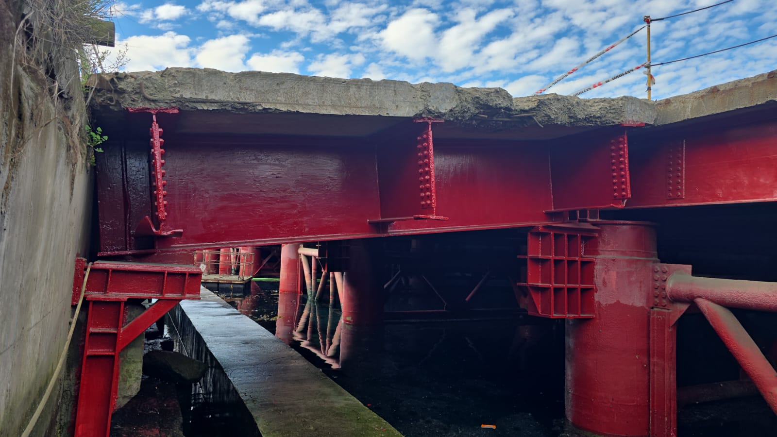 Estructura metálica portuaria intervenida con protección anticorrosiva