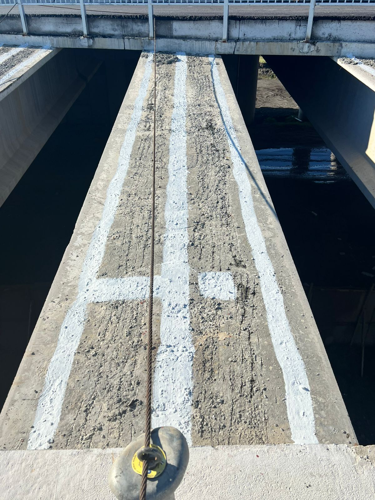 Terminación visible en protección superior de viga de viaducto
