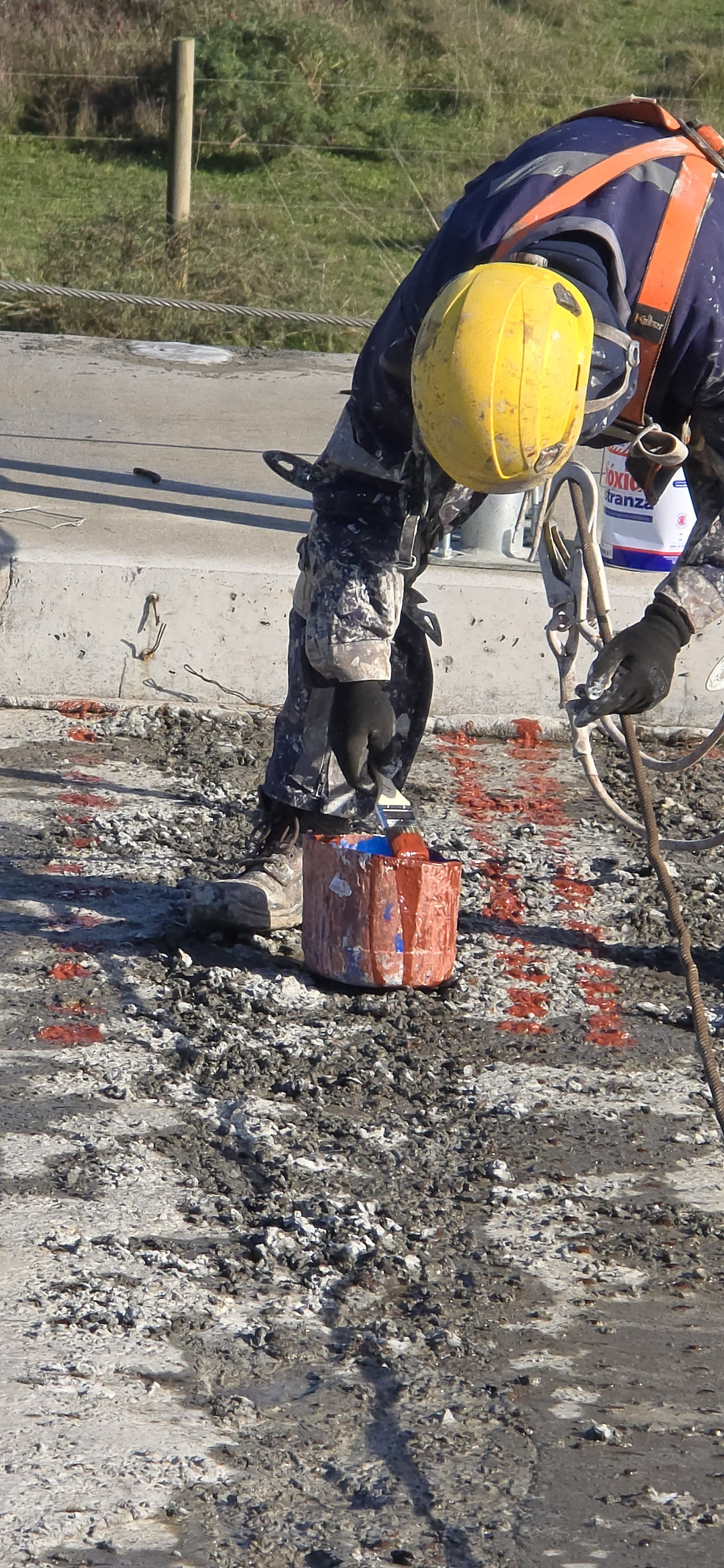 Trabajo en zona elevada y protección de vigas en Puente Industrial