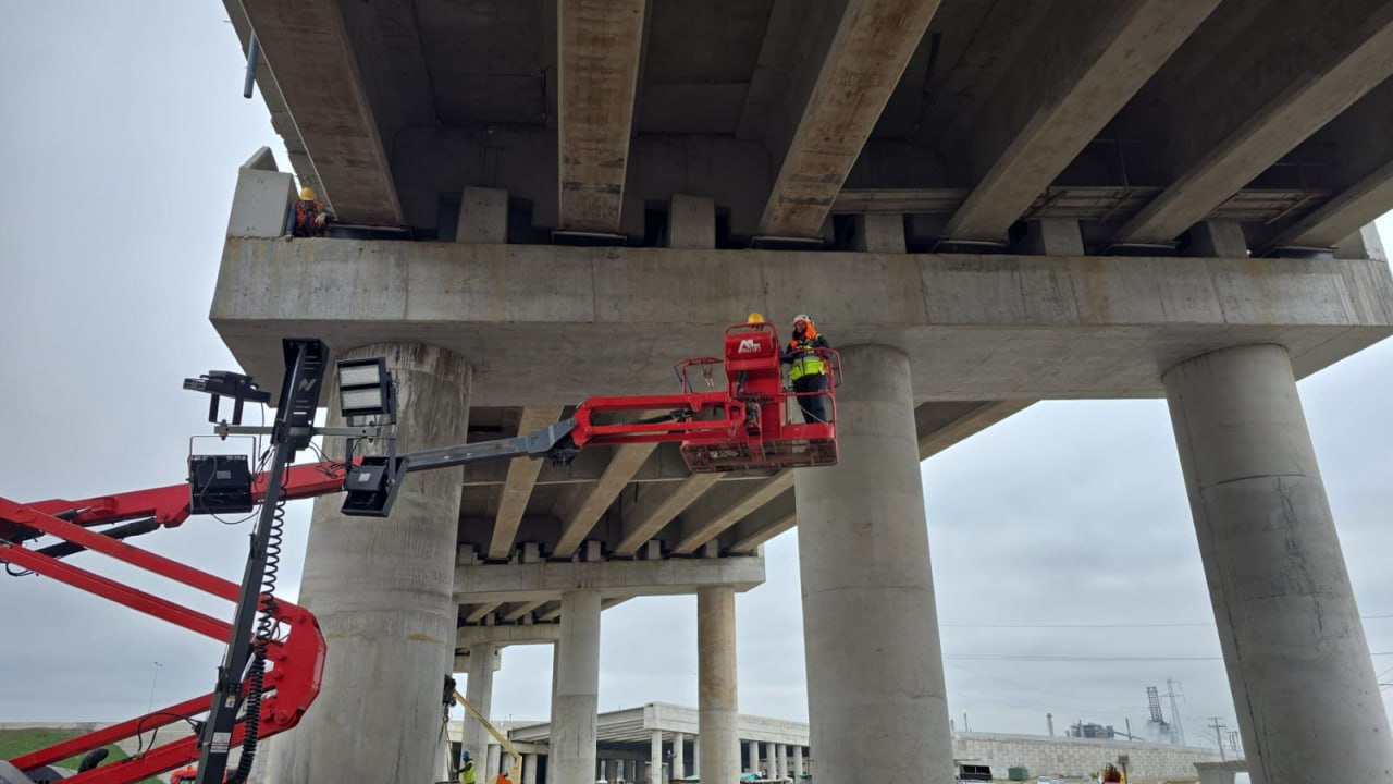 Trabajo bajo Puente Industrial con plataforma elevadora en zona de aisladores sísmicos