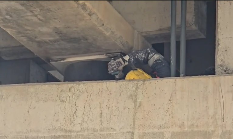 Intervención localizada bajo estructura de puente industrial