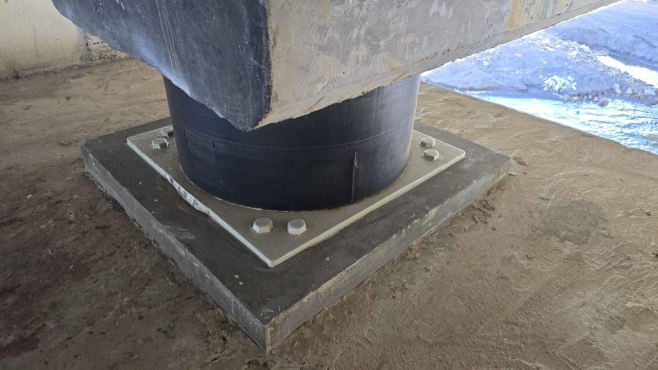 Aislador sísmico y base estructural intervenida en Puente Industrial